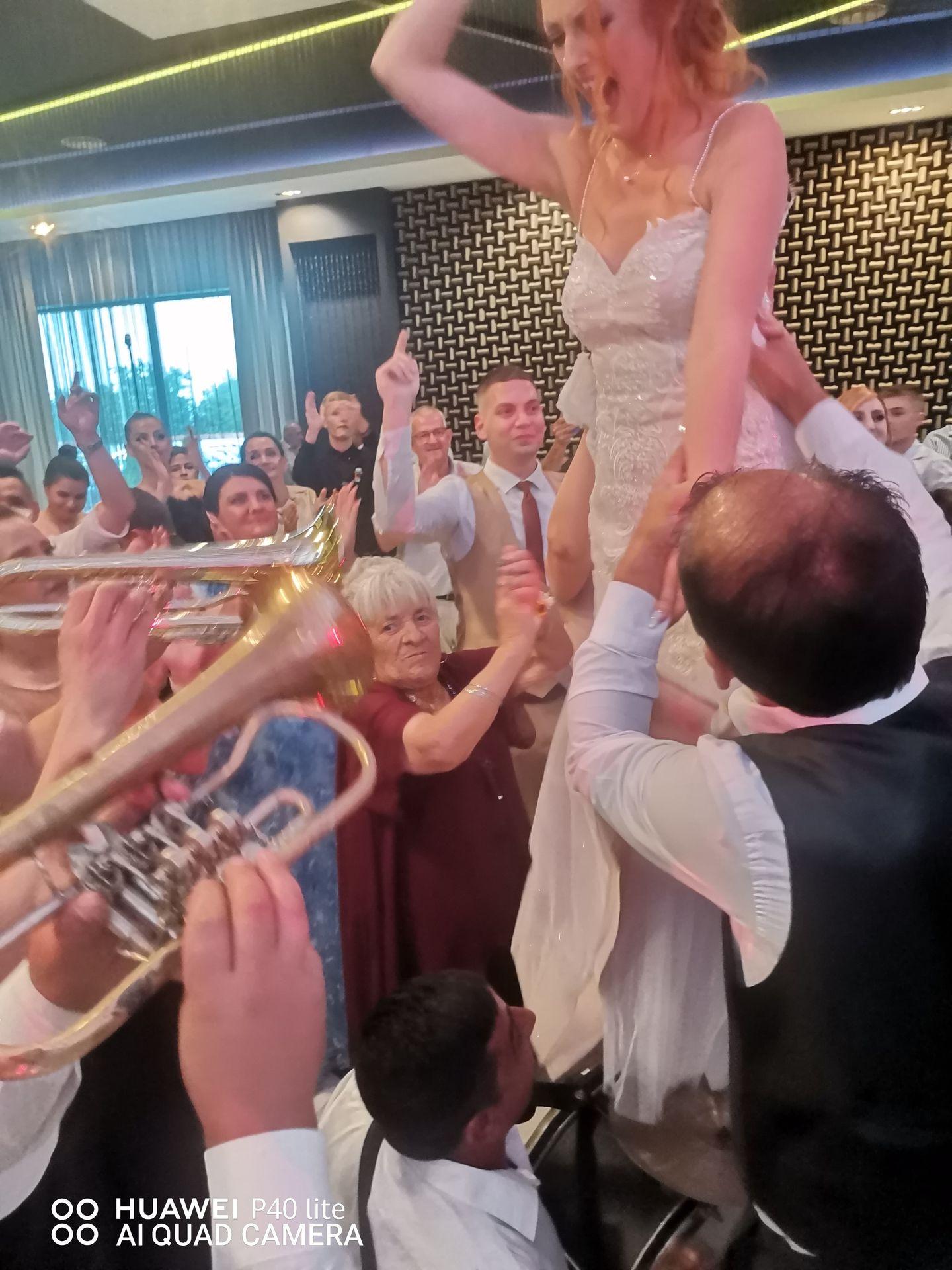 Na slici se vidi pravi duh veselja koji priređuju Trubači Bijelo Polje – energija, emocija i nezaboravna atmosfera. 🎺 Naš orkestar svira širom Crne Gore, donoseći radost na svadbe, rođendane i sva slavlja! +381638107954 