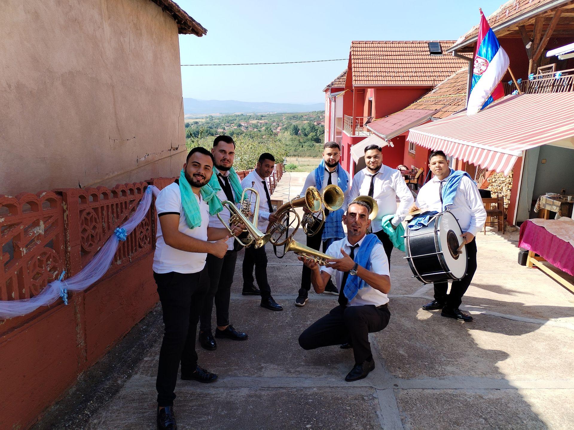  🎺 Trubači Beograd – najbolji izbor za vaše veselje! Ako tražite vrhunske trubače u Beogradu, na pravom ste mestu. 📞 Pozovite odmah: 063 810 7954 i rezervišite termin za svadbu, rođendan, punoletstvo ili bilo koju proslavu. Naš orkestar pravi nezaboravnu atmosferu i donosi pravi štimung na vaše slavlje.