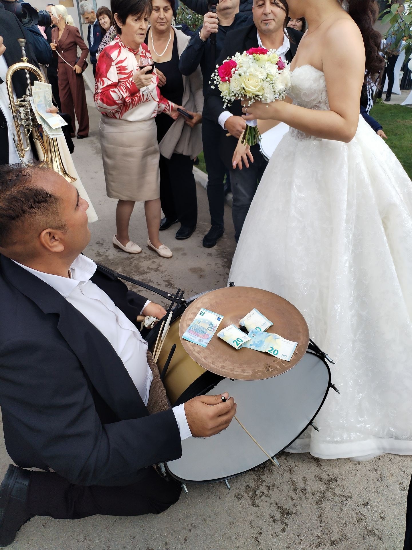 Trubači iz Bijelog Polja donose veselje u svaki grad Crne Gore! Na slici se vidi deo naše trubačke čarolije – ritam, emocija i prava narodna muzika koja diže sve na noge!